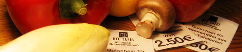 Das Bild zeigt mehrere Einkaufsgutscheine der Tafel Villingen-Schwenningen, um die Gemüse und Obst gruppiert ist