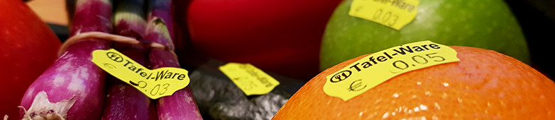 Das Bild zeigt die Detailaufnahme von Obst und Gemüse, das mit Tafel-Preisschildern versehen ist.