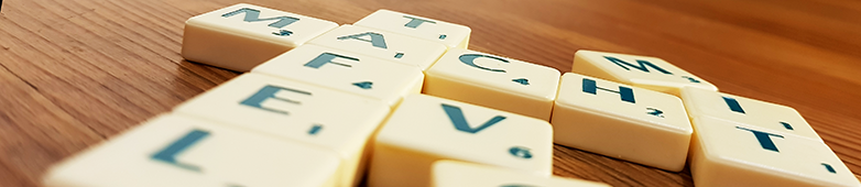 Das Bild zeigt die ineinander verschachtelten Schriftzüge MACH MIT und TAFEL sowie die Abkürzung EV in Form eines Kreuzworträtsels aus Scrabble-Steinen